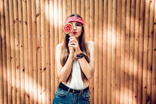 Mooi Meisje Heldere Rode Bandana Holding Snoep Lollipop Vrolijke Jongedame — Stockfoto