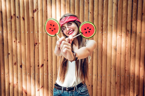 Vrolijke Jonge Vrouw Die Lacht Met Lollipop Kleurrijke Houten Achtergrond — Stockfoto