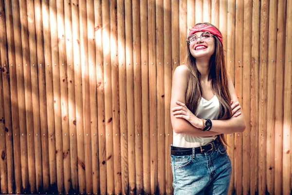 Jonge Modieuze Vrouw Houten Achtergrond Glimlachend Met Gekruiste Armen Weg — Stockfoto