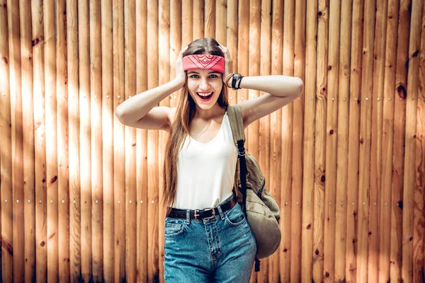 Hipster Mooie Jonge Vrouw Kijken Camera Glimlachen Modieuze Meisje Verrast — Stockfoto