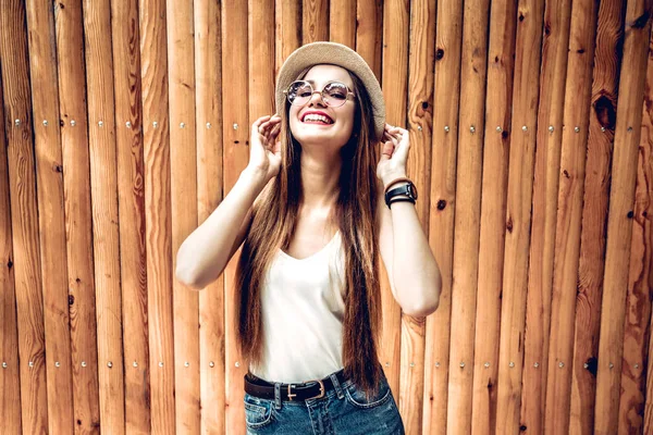 Stijlvolle Jongedame Zonnebril Poseren Tegen Houten Achtergrond Prachtige Vrouwelijke Model — Stockfoto