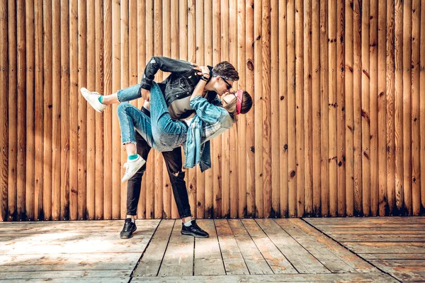 Jonge Stijlvolle Paar Besteedt Tijd Samen Begrip Van Liefde Guy — Stockfoto