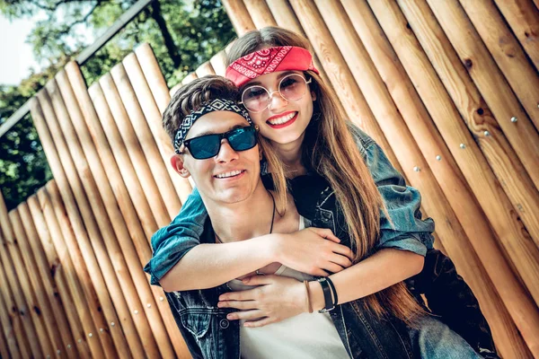 Joven Moda Pareja Feliz Tomados Mano Mirando Cámara Concepto Estilo —  Fotos de Stock