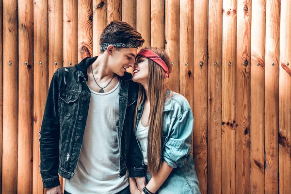 Pareja Joven Tiene Una Diversión Pie Cerca Fondo Madera —  Fotos de Stock