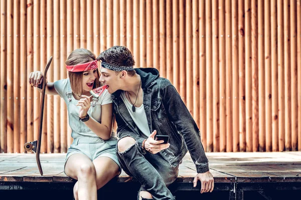 Joven Pareja Elegante Que Divierten Aire Libre Actividad Concepto Estilo —  Fotos de Stock