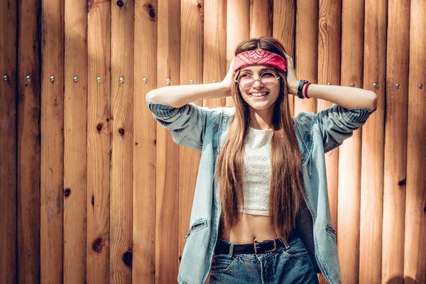 Kleurrijke Portret Van Lachende Hipster Jongedame Gek Meisje Rood Bandage — Stockfoto