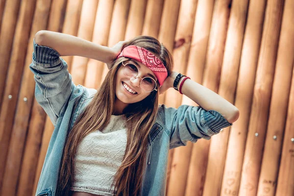 Vrolijke Jonge Vrouw Rode Bandage Ronde Zonnebril Camera Kijken Lachend — Stockfoto