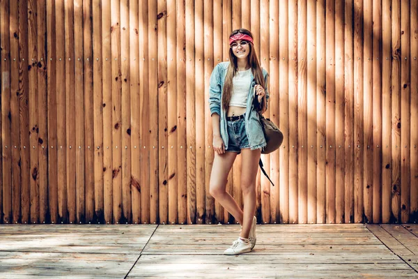 Stylish Young Woman Standing Wooden Background Looking Camera Smiling Hipster — Stock Photo, Image