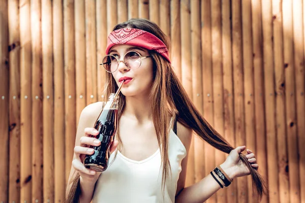 Close Van Mooie Jonge Vrouw Genieten Van Frisdrank Met Rietje — Stockfoto