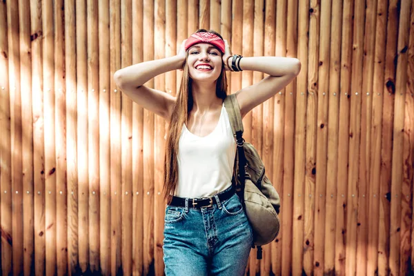 Potret Penuh Warna Wanita Muda Tersenyum Hipster Gadis Gila Dengan — Stok Foto