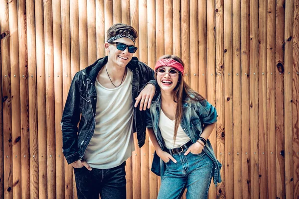 Joven Moda Pareja Feliz Riendo Mirando Cámara Estilo Vida Amor —  Fotos de Stock