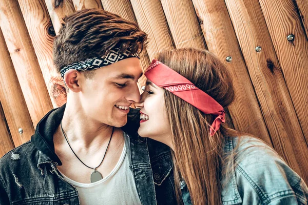 Desfrutando Companhia Uns Dos Outros Jovem Casal Divertir Perto Fundo — Fotografia de Stock