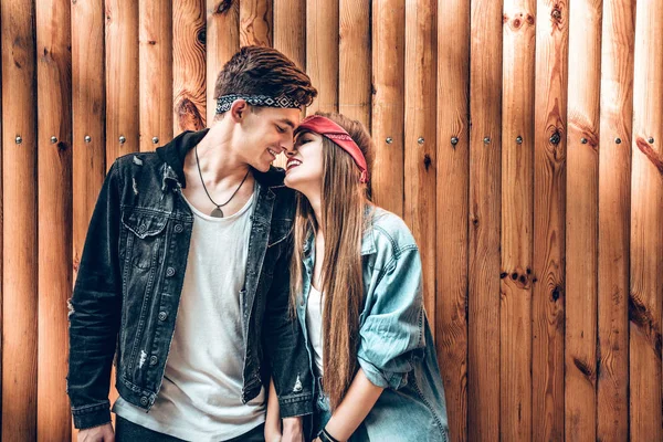 Jovem Casal Apaixonado Divertir Homem Mulher Elegantes Olhando Uns Para — Fotografia de Stock