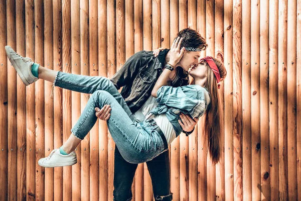 Joven Pareja Elegante Pasa Tiempo Juntos Concepto Amor Guy Sosteniendo —  Fotos de Stock