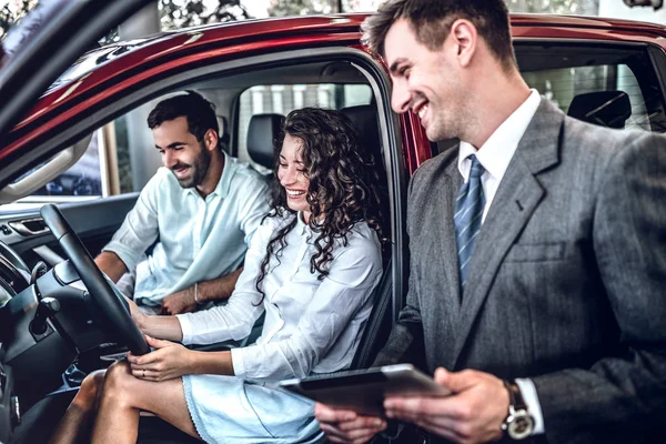 Vendedor Prestigioso Concesionario Automóviles Que Dice Las Características Del Vehículo —  Fotos de Stock