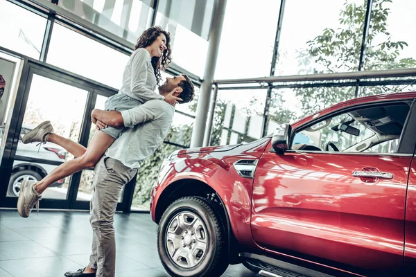 Hermosa Pareja Joven Está Sonriendo Mientras Compra Coche Espectáculo Motor —  Fotos de Stock