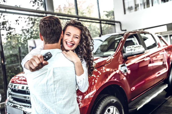 Feliz Joven Abrazo Pareja Elige Compra Coche Nuevo Para Familia —  Fotos de Stock