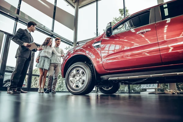 Comprare Loro Prima Auto Insieme Vista Inferiore Del Giovane Venditore — Foto Stock