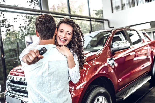 Feliz Joven Abrazo Pareja Elige Compra Coche Nuevo Para Familia —  Fotos de Stock