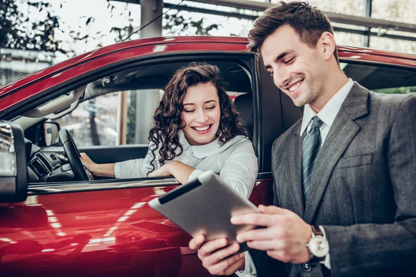 Vendedor Coches Dando Explicaciones Tableta Mujer Joven Bonita Vista Cerca —  Fotos de Stock