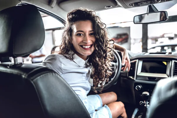 Hermosa Joven Feliz Mujer Posando Dentro Del Coche Nuevo —  Fotos de Stock