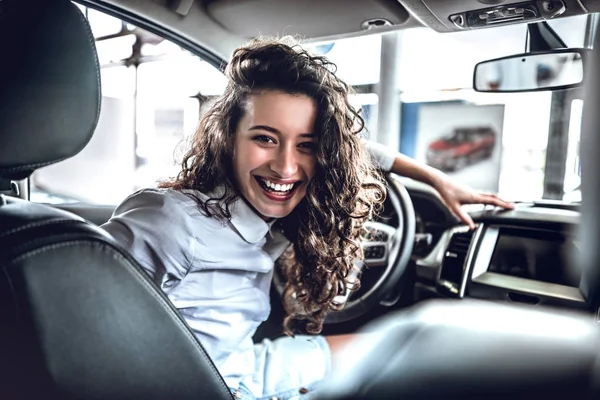 Retrato Hermosa Joven Feliz Dentro Coche Nuevo —  Fotos de Stock