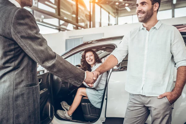 Close View Handshake Salesmen Man Showroom Background Woman New Car — Stock Photo, Image