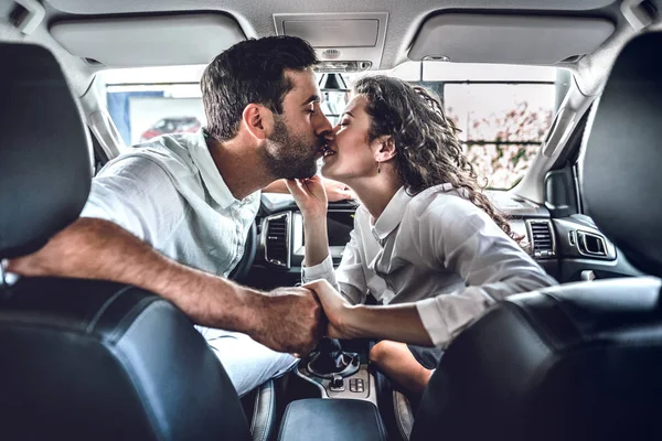 Pareja Joven Besándose Coche Nuevo Dos Jóvenes Comprando Coche Nuevo —  Fotos de Stock