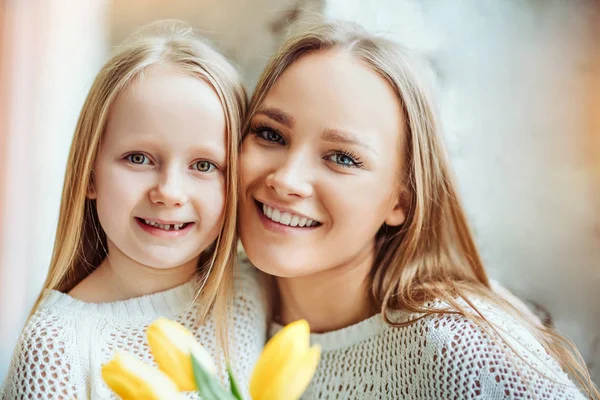 Gelukkige moederdag! Portret van dochter en moeder samen. — Stockfoto