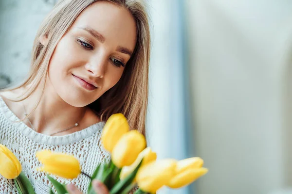 Portret van mooie vrouw met boeket tulpen. Liefde en tederheid concept. — Stockfoto