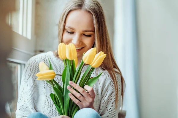 Love and tenderness concept.Portrait of beautiful woman with bouquet of tulips. — Stock Photo, Image