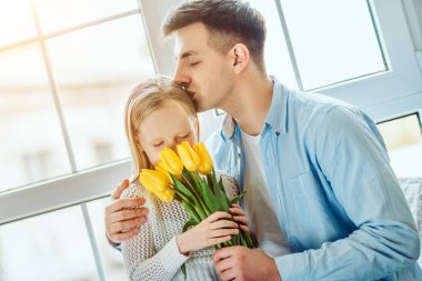 I-si olmak tüm isimleri, baba benim favorim. Kızı ve birlikte evde pencere kenarında oturan babası. Lale buketi tutan küçük bir çocuk.