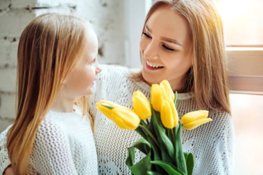 Onun hediye için teşekkür! Kızı ve annesi birlikte portre.