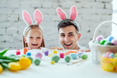 Babamı bir tavşan kostüm benimle giymiş için seviyorum. Güzel aile birlikte Paskalya için hazırlanıyor.