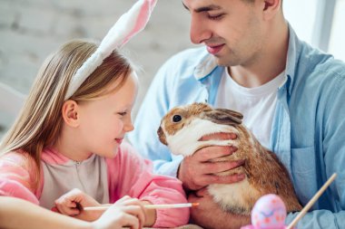 Bu tavşan çok tatlı biri. Baba kızı anlatıyor Paskalya tavşanı hakkında.
