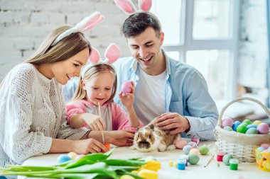 Aile ile vakit geçirmek için en iyi hediye. Anne ve kızı ev dekoratif tavşan yumurta, baba konturlar boya.