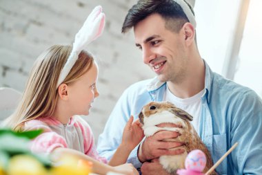 Easter.Dad sembolü kızı anlatıyor Paskalya tavşanı hakkında bir tavşan değil.