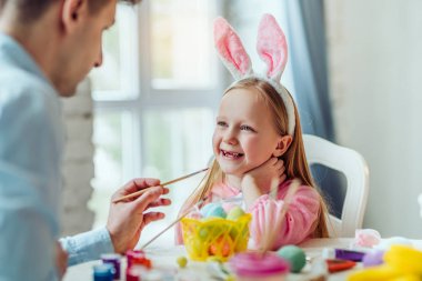 Benim babam dünyadaki en iyisi! Baba ve kızı birlikte küçük Paskalya tatili için hazırlarken iyi eğlenceler.