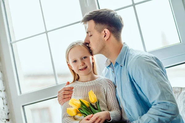 Spending quality time together.Father and daughter at home. — Stock Photo, Image