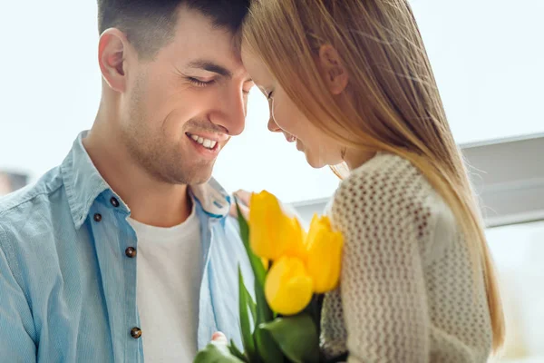 És tudo para mim! Pai dando flores bouquet sua filhinha . — Fotografia de Stock