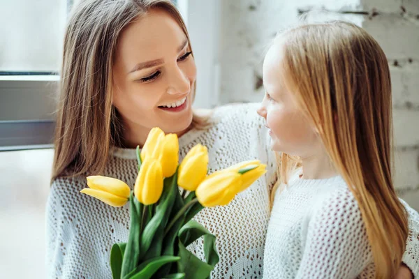 You are my Everything.Little girl gives mom flowers. — Stock Photo, Image
