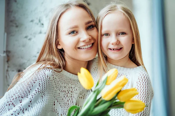 Tener el mejor día con mamá.Madre e hija junto con ramo de tulipanes . —  Fotos de Stock
