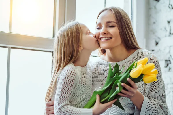 Feliz día de las madres! Niña le da flores a mamá . —  Fotos de Stock