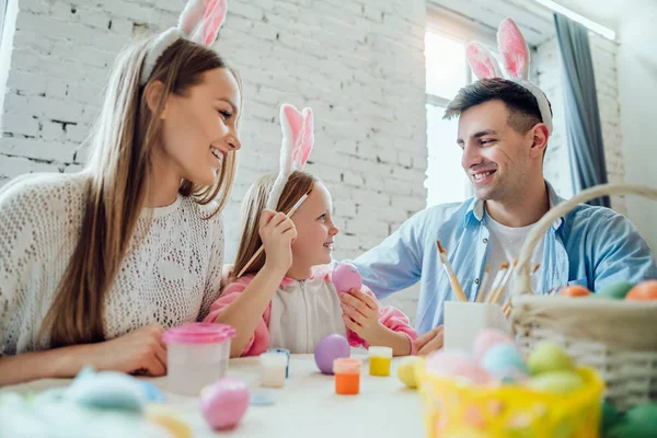 Paskalya yumurtaları aileniz ile boyamak çok enteresan. Mutlu aile boya Paskalya yumurtaları birlikte.