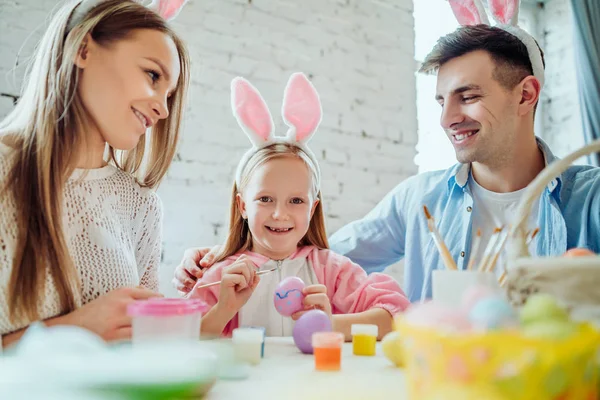 Ich bin glücklich, dass meine Eltern sich mit mir auf das Osterfest vorbereiten. Die Familie bereitet sich gemeinsam auf Ostern vor. — Stockfoto