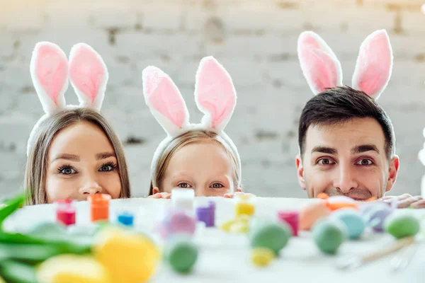 Nasza rodzina został schwytany przez Ducha rodziny Easter.Lovely przygotowanie do Wielkanocy razem. — Zdjęcie stockowe