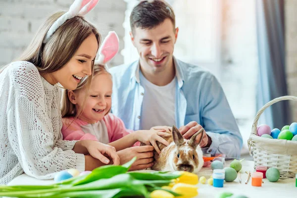 在我们家, 东方的节日气氛, 可爱的家庭一起为复活节做准备。在聚光灯下的家庭装饰兔子. — 图库照片