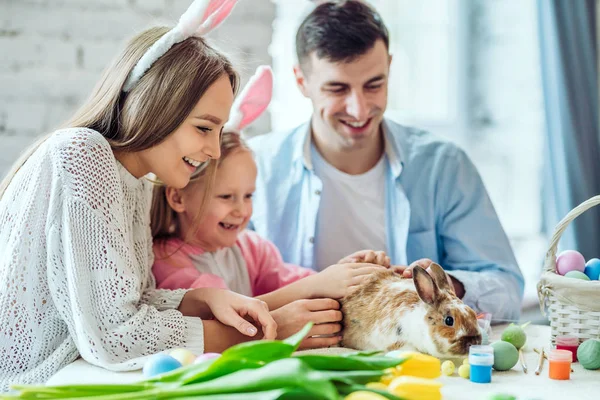 兔子是东方的象征. 可爱的家庭一起为复活节做准备。在聚光灯下的家庭装饰兔子. — 图库照片