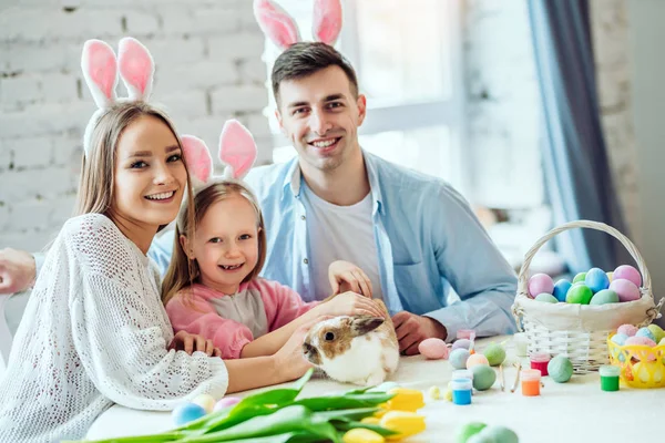 V naší rodině, slavnostní atmosféru Easter.Lovely rodiny, příprava na Velikonoce společně. Ve Spotlightu domů dekorativní králík. — Stock fotografie