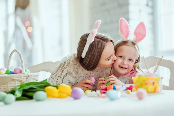 Biz Easter.Mom için hazırlanıyor sevgi ve kızı birlikte Paskalya için hazırlıyoruz. Bir sepet Paskalya yumurta, çiçek ve boya tablodur. — Stok fotoğraf